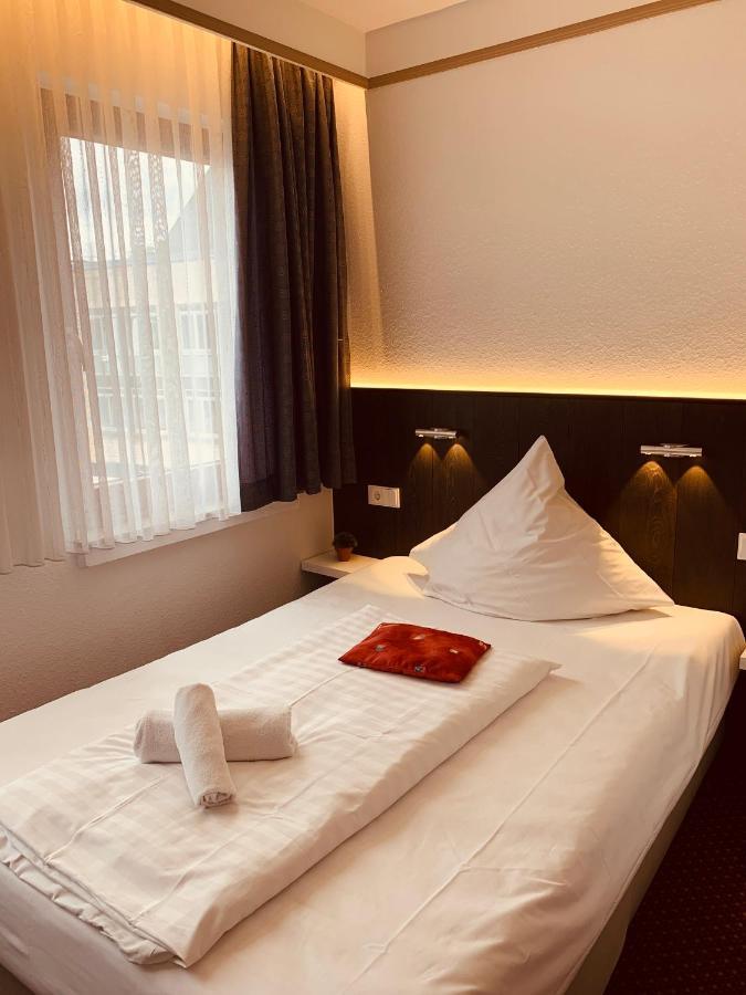 Hotel Kunibert Der Fiese Koln Bagian luar foto