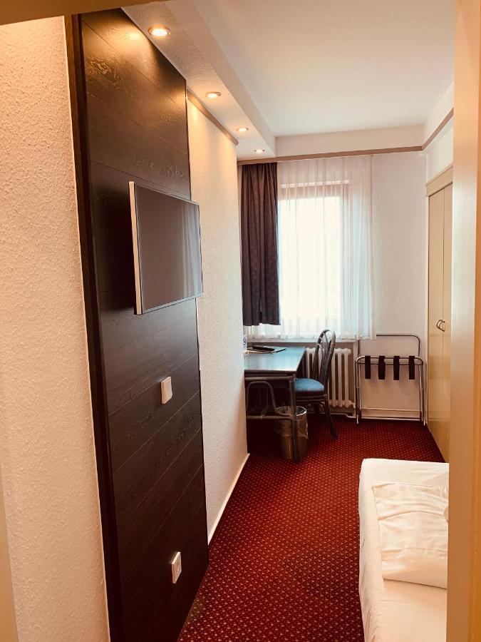 Hotel Kunibert Der Fiese Koln Bagian luar foto