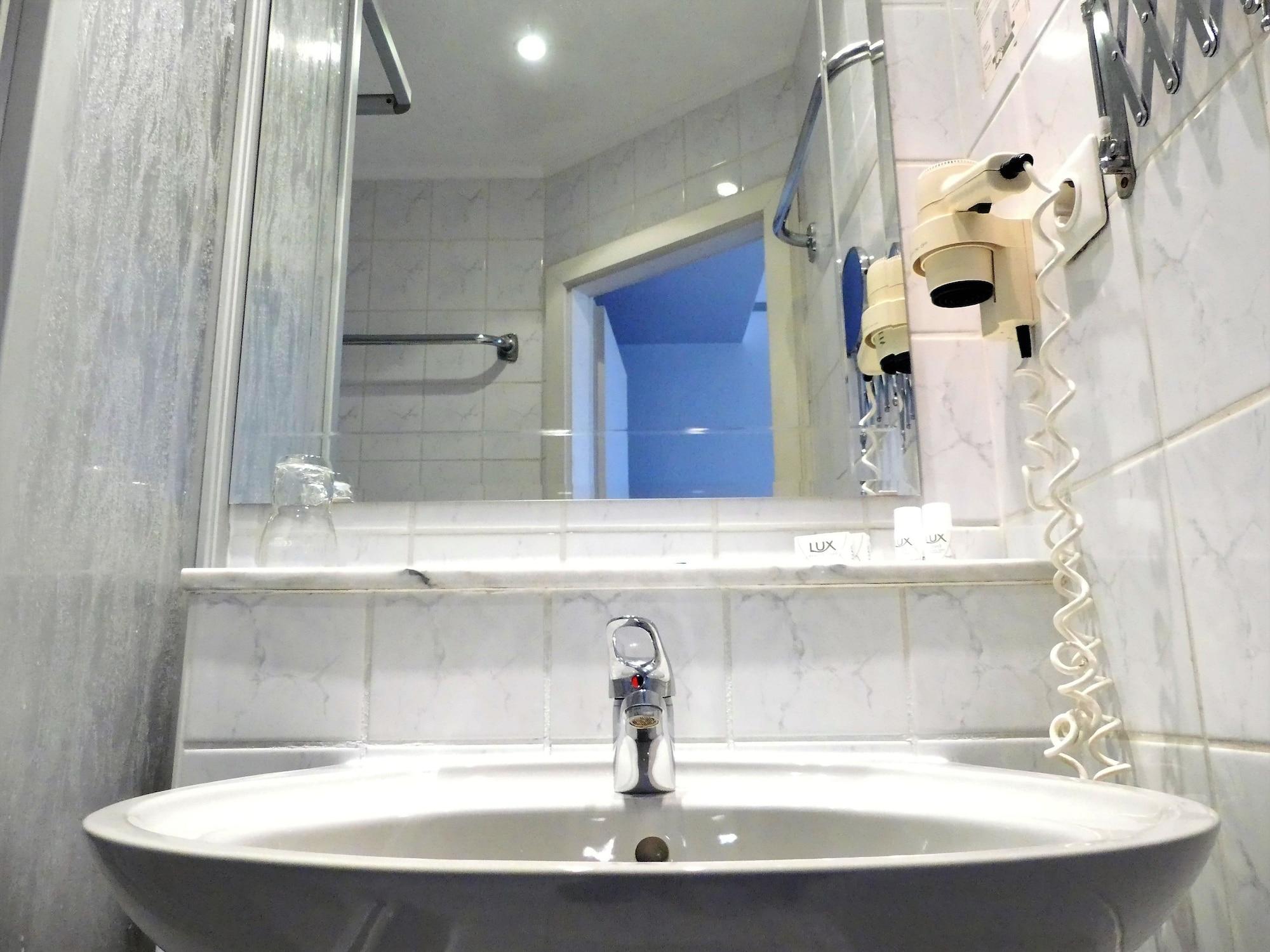 Hotel Kunibert Der Fiese Koln Bagian luar foto