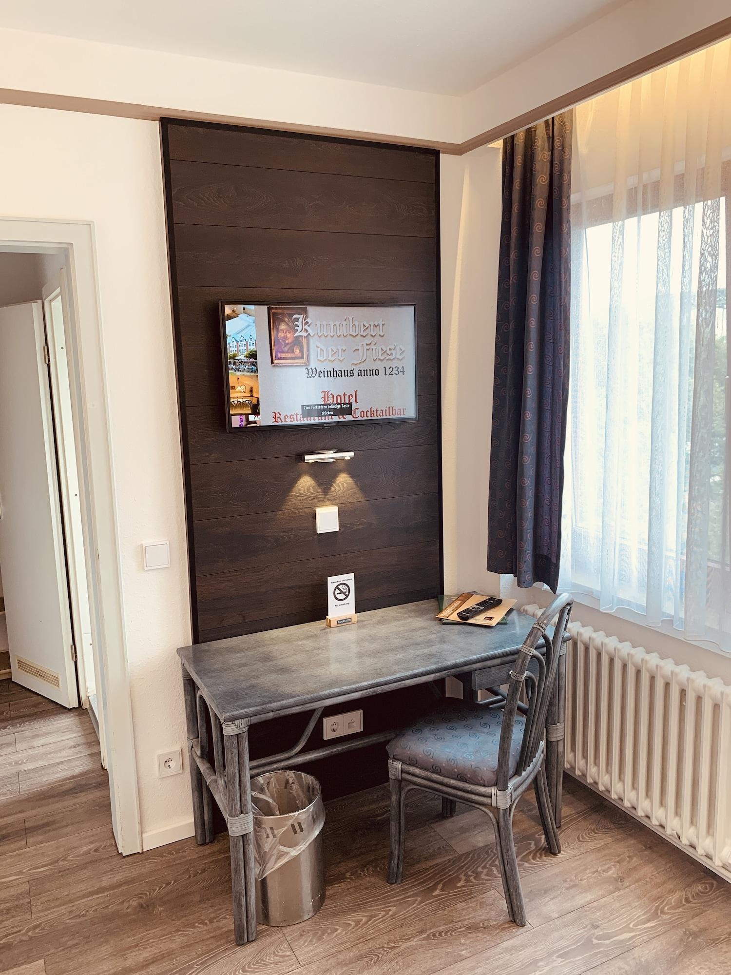 Hotel Kunibert Der Fiese Koln Bagian luar foto