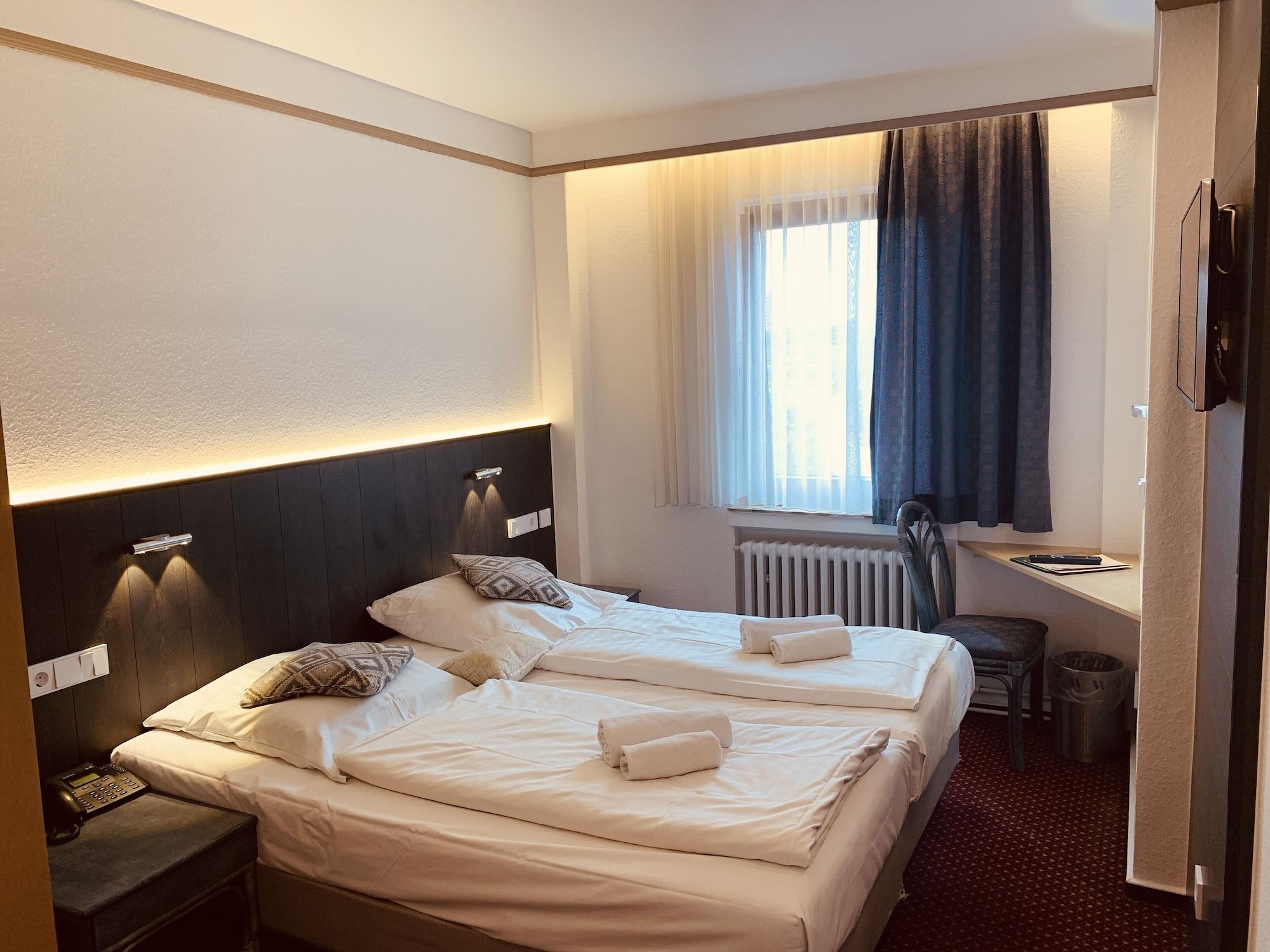 Hotel Kunibert Der Fiese Koln Bagian luar foto