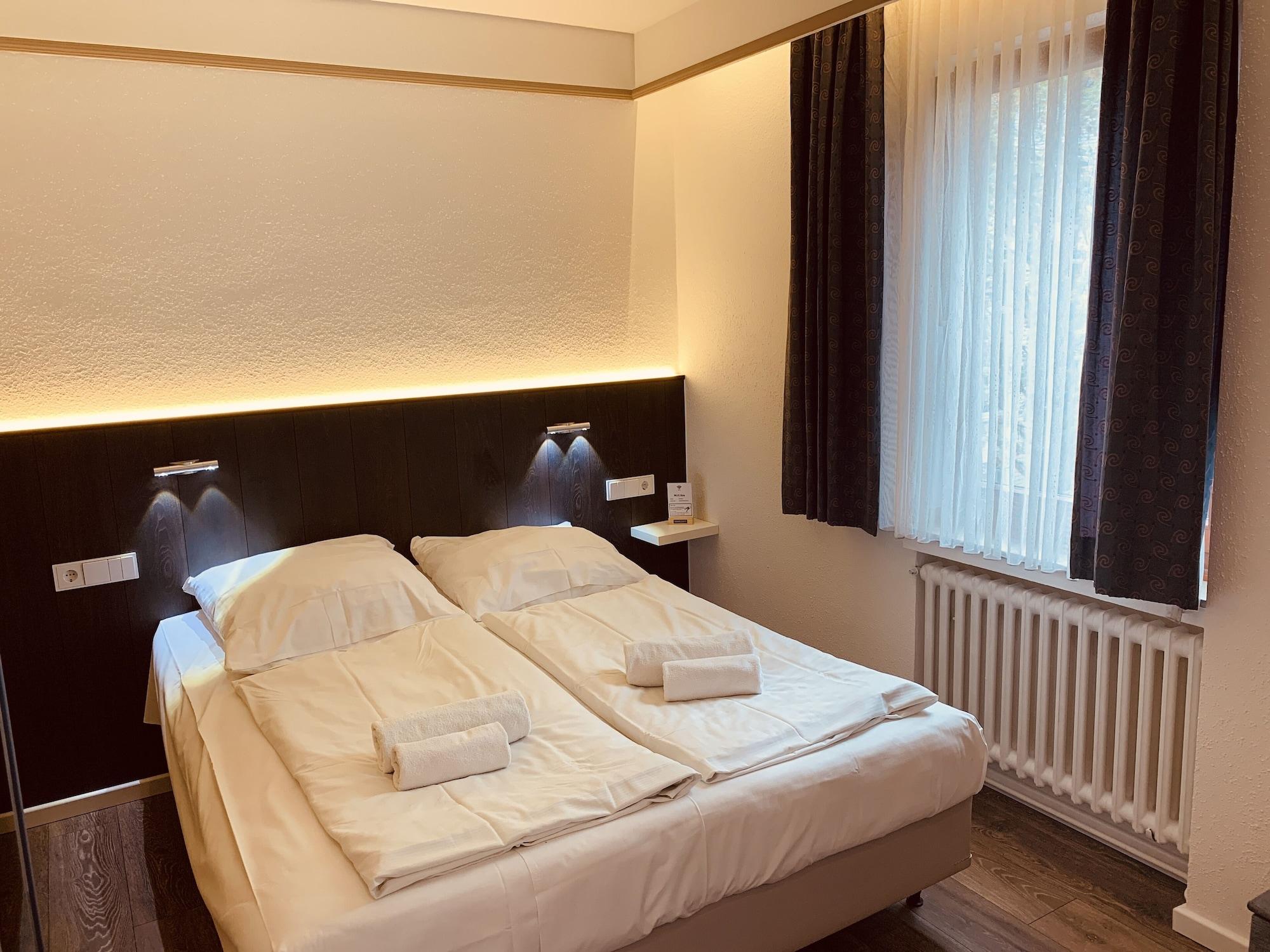 Hotel Kunibert Der Fiese Koln Bagian luar foto