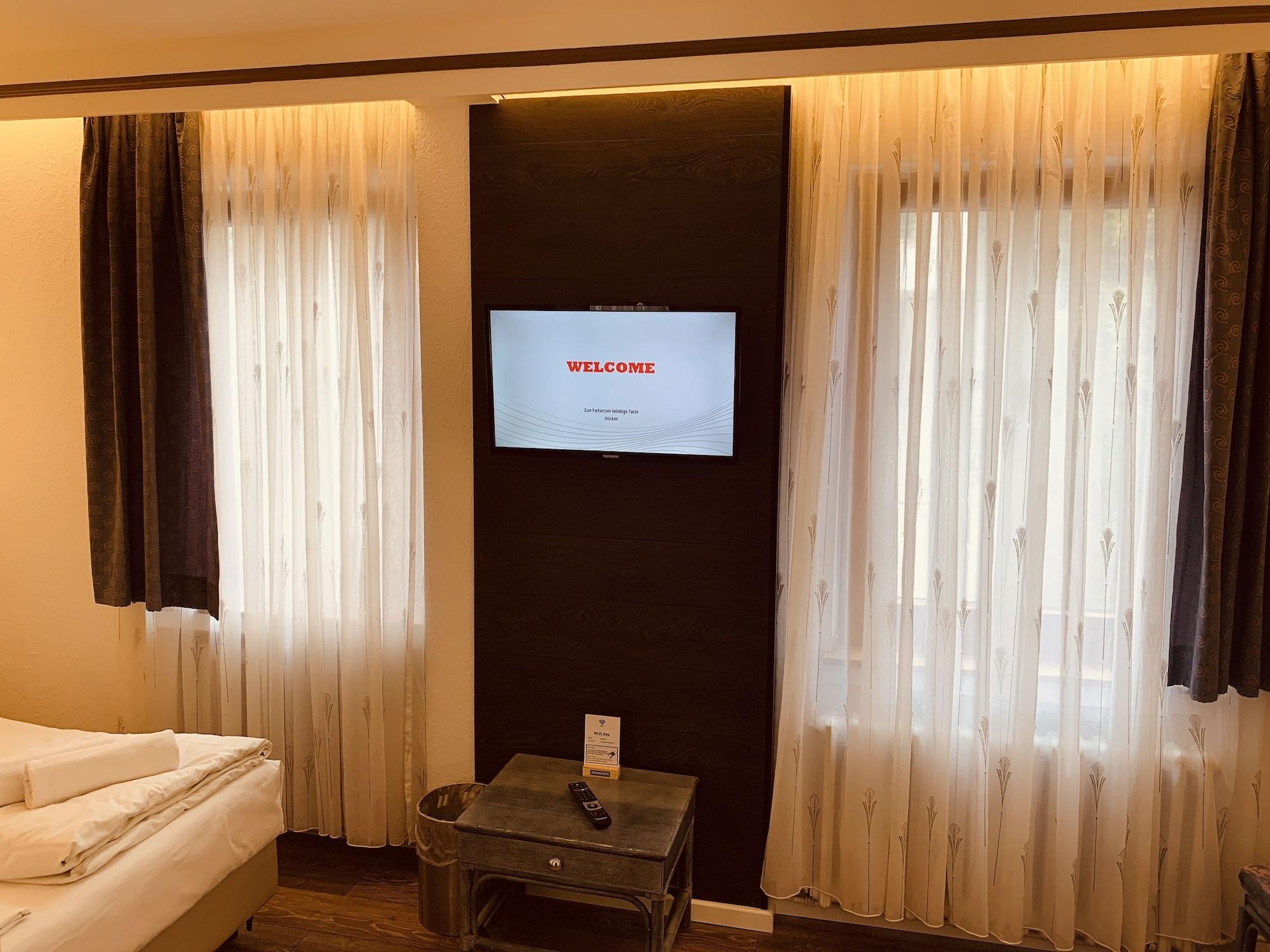 Hotel Kunibert Der Fiese Koln Bagian luar foto