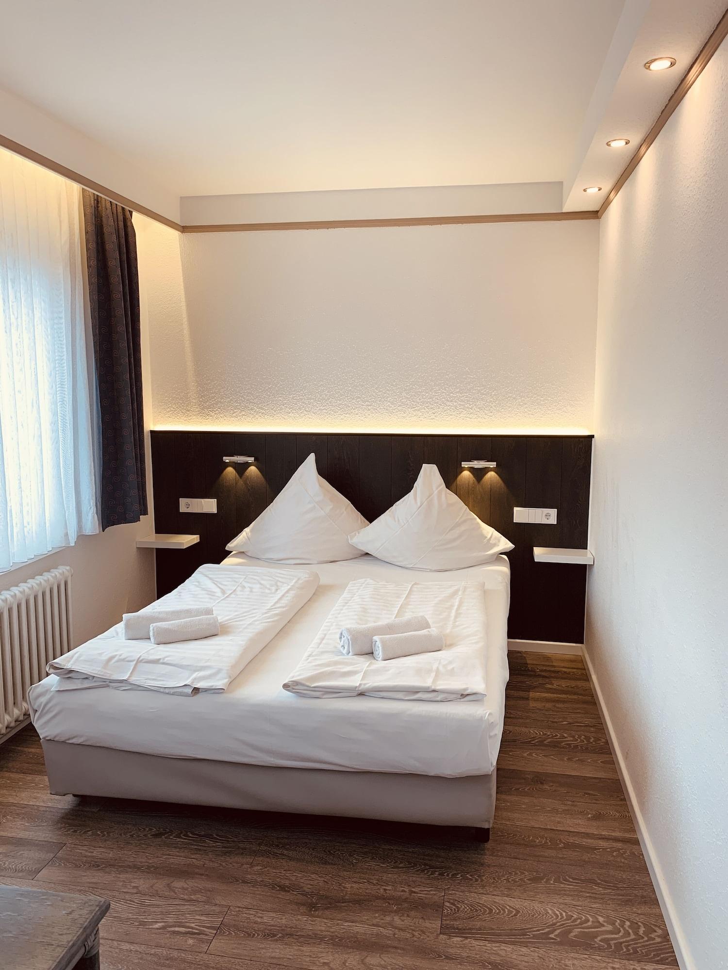 Hotel Kunibert Der Fiese Koln Bagian luar foto