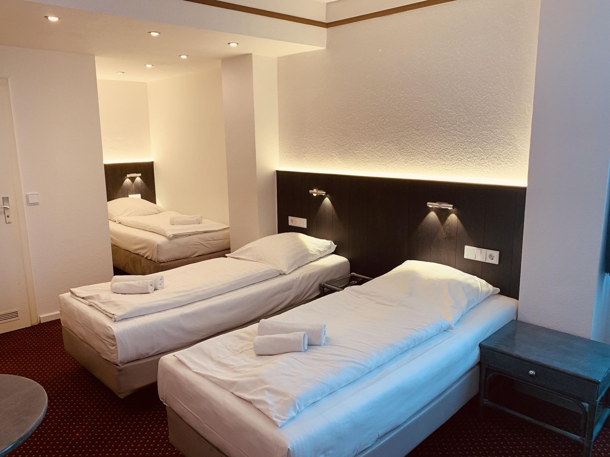 Hotel Kunibert Der Fiese Koln Bagian luar foto