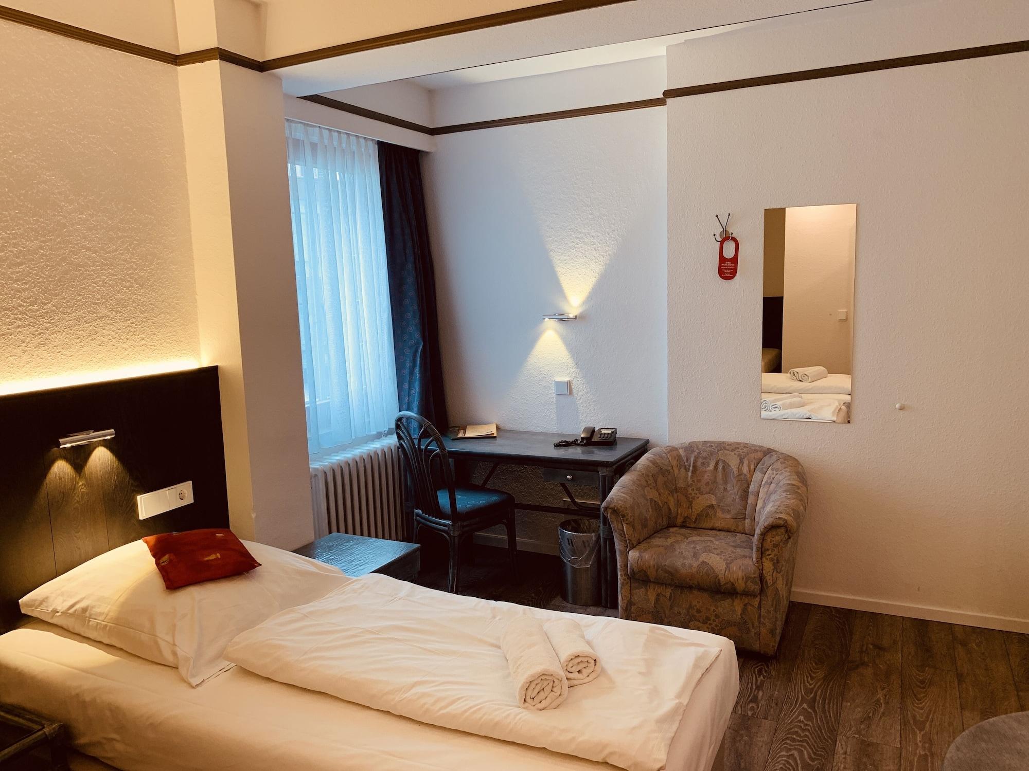 Hotel Kunibert Der Fiese Koln Bagian luar foto
