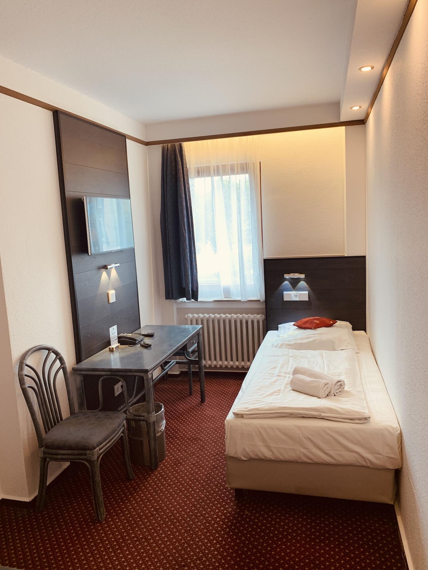 Hotel Kunibert Der Fiese Koln Bagian luar foto