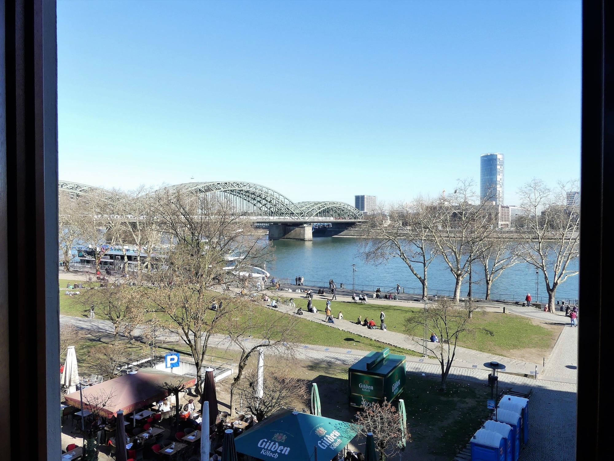 Hotel Kunibert Der Fiese Koln Bagian luar foto
