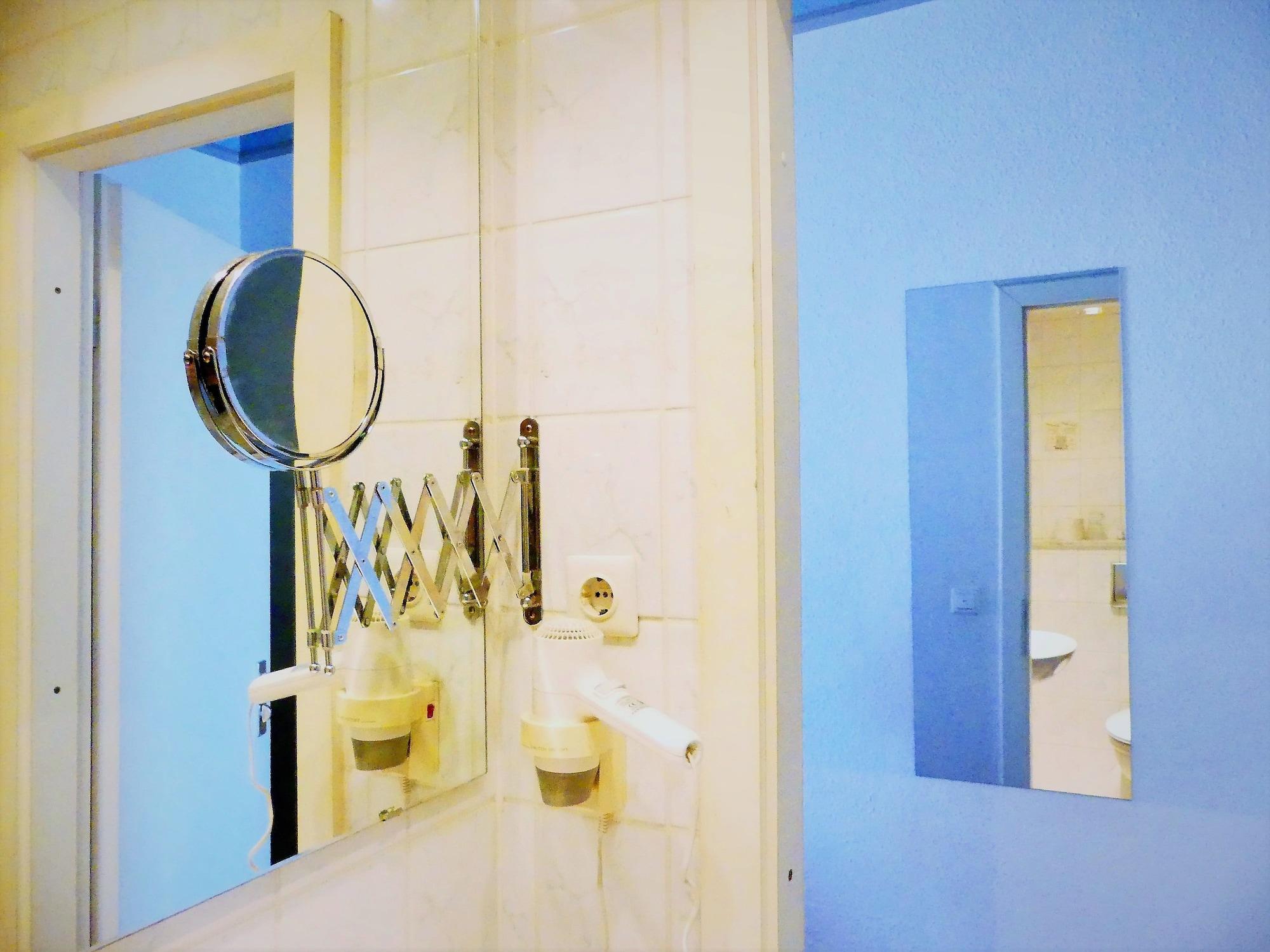 Hotel Kunibert Der Fiese Koln Bagian luar foto