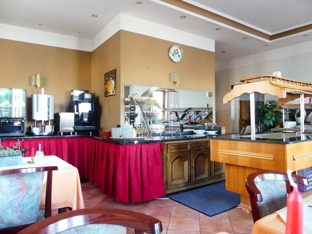 Hotel Kunibert Der Fiese Koln Bagian luar foto