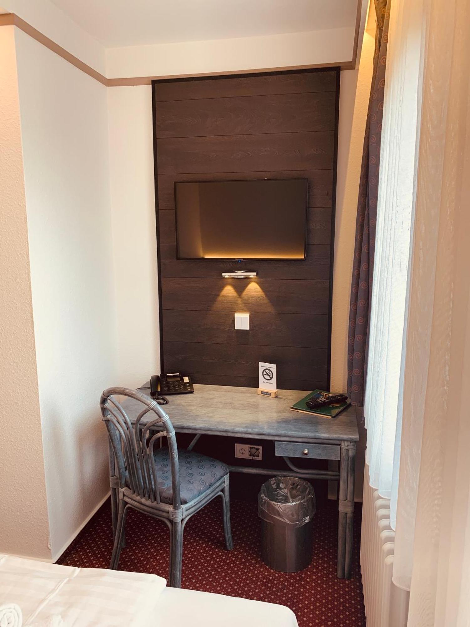 Hotel Kunibert Der Fiese Koln Ruang foto