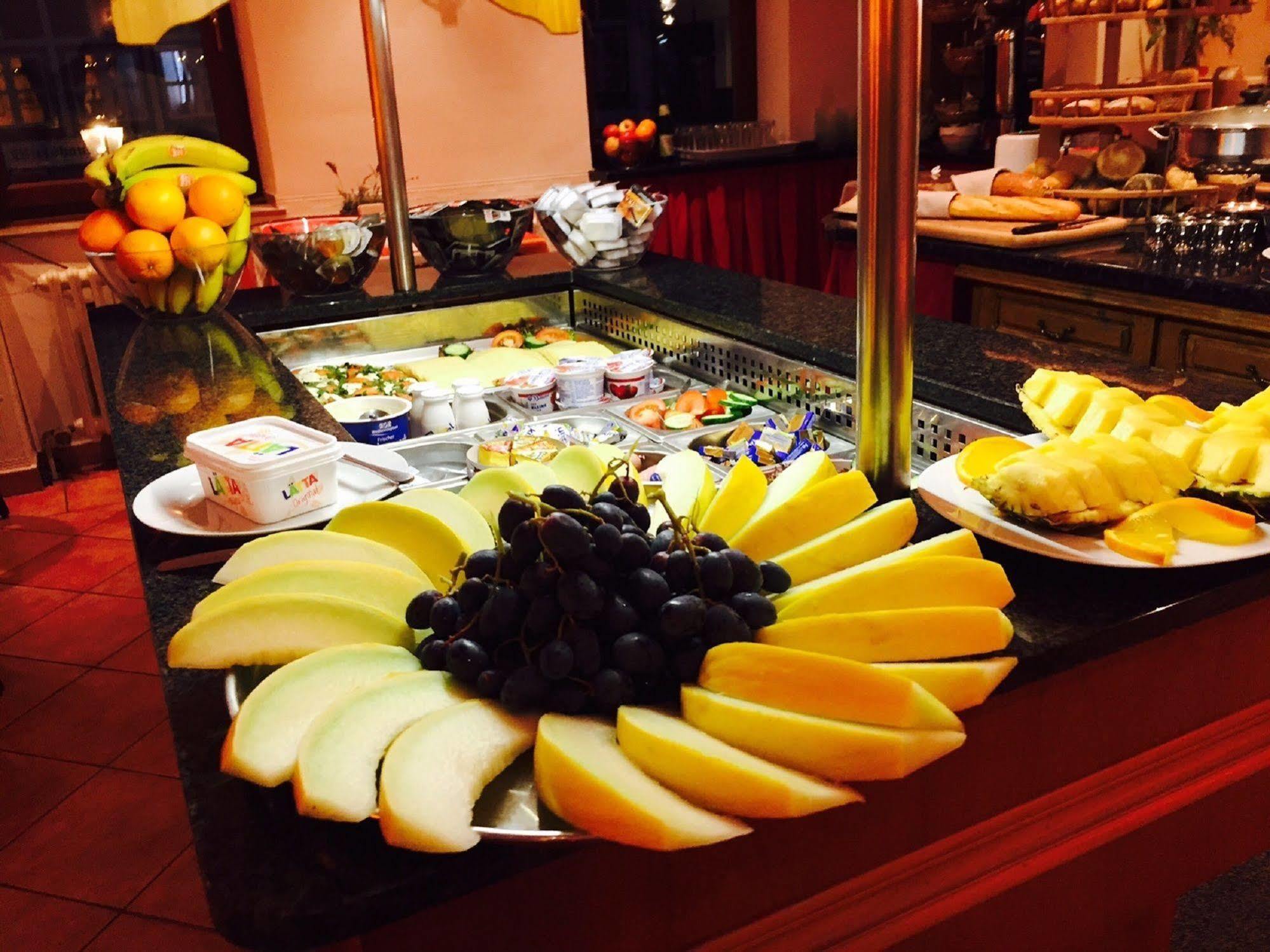 Hotel Kunibert Der Fiese Koln Bagian luar foto