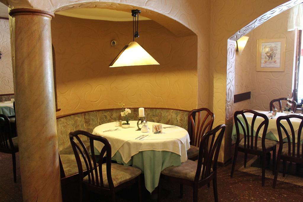 Hotel Kunibert Der Fiese Koln Bagian luar foto